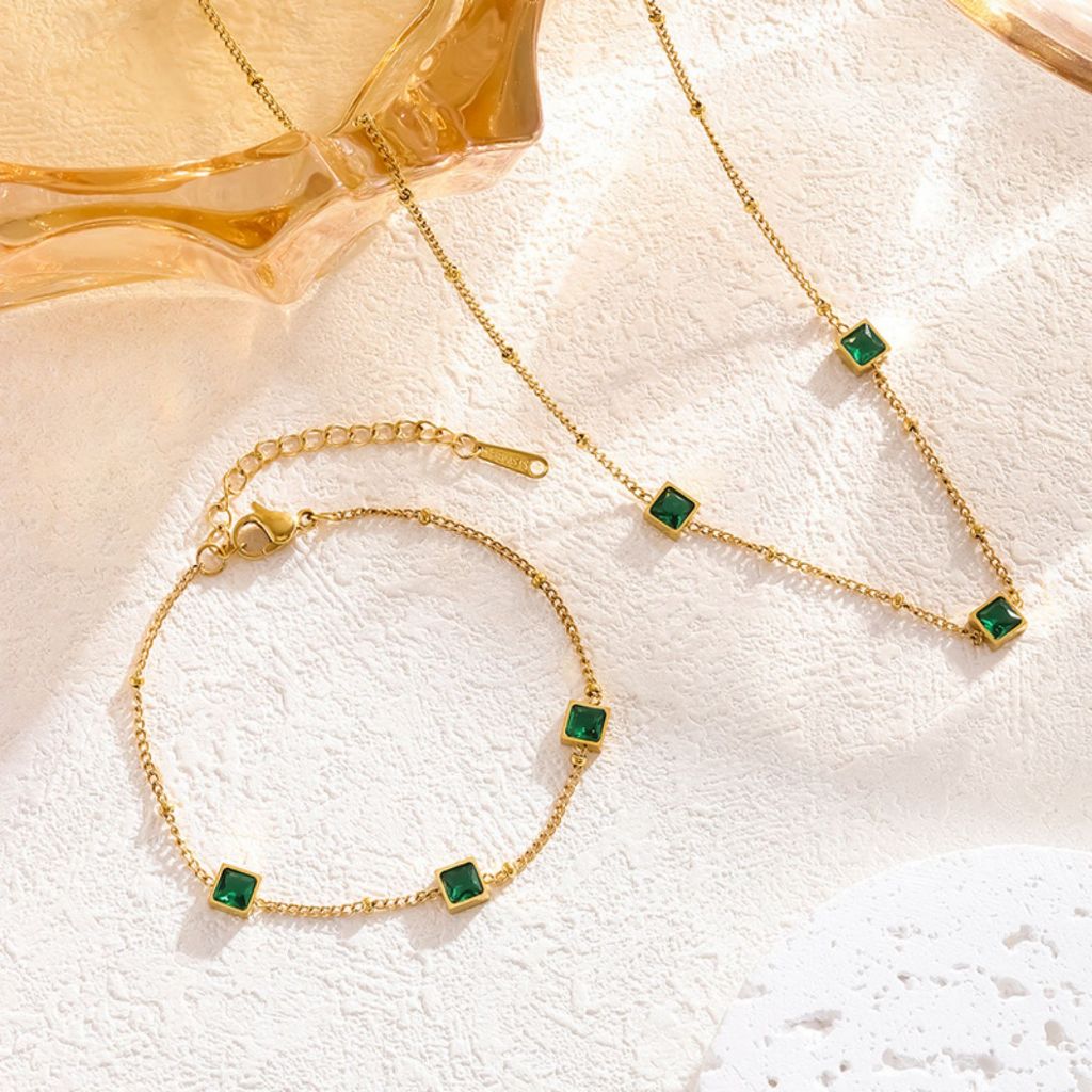 Conjunto 2 peca colar e pulseiras de titânio 18k de 2 peças com incrustações verdes, estilo quadrado francês, adequado p em Oferta na Shopee