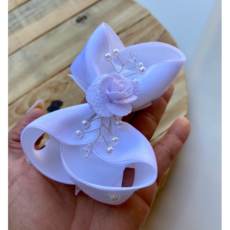 laço infantil para Batizados, e o daminha de casamento,  com arranjo de pérolas e flor.