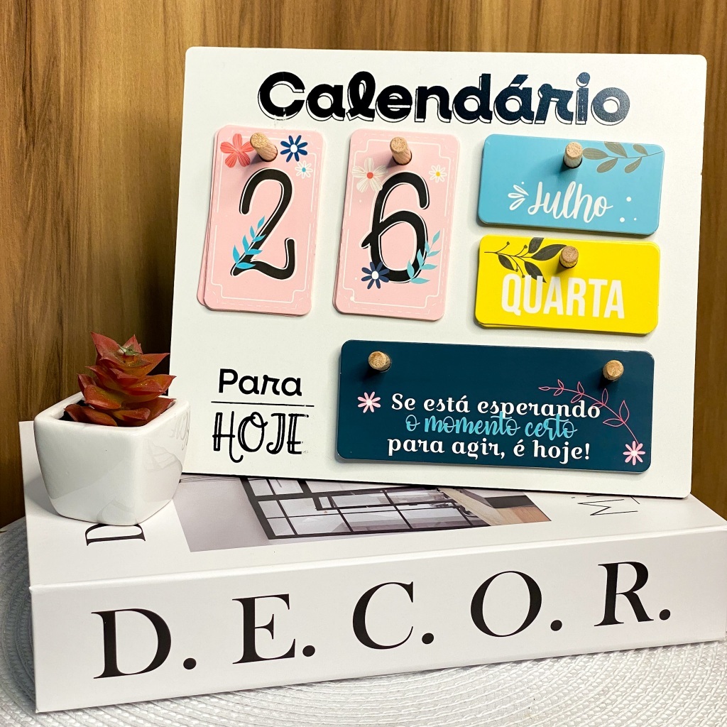 Calendário de Mesa Decorativo de Madeira com Plaquinhas Permanente Colorido Escritório