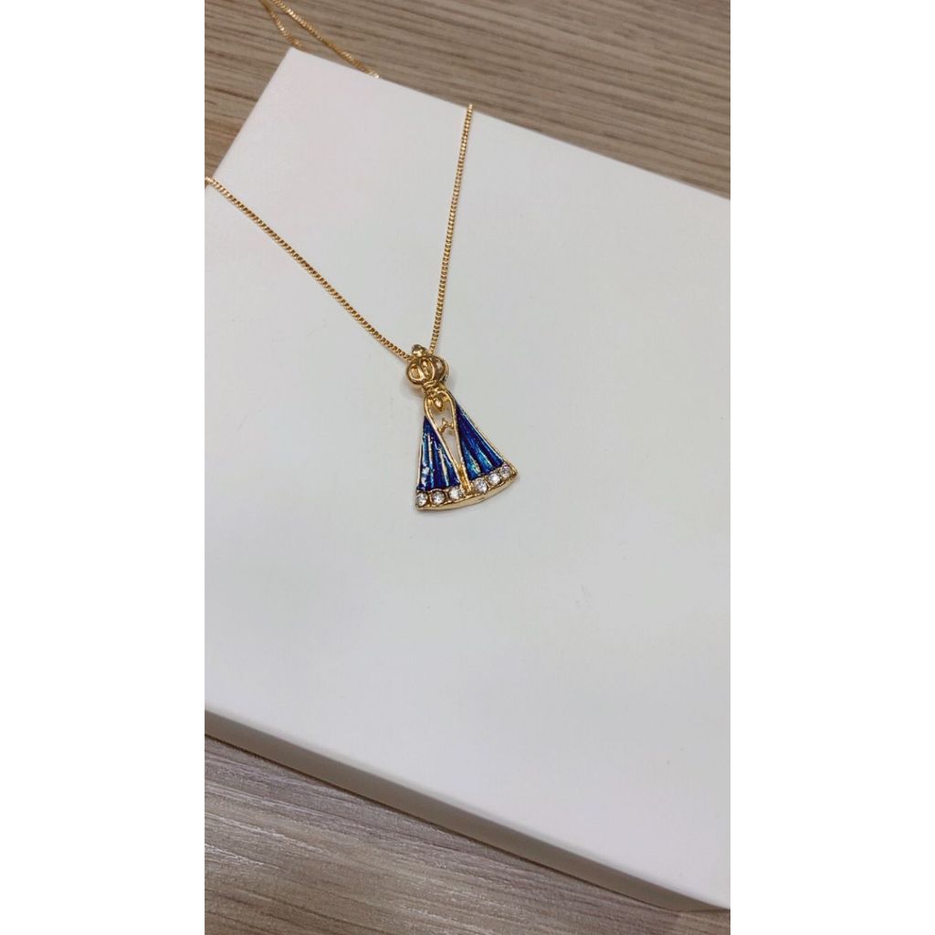 Gargantilha Nossa Senhora Aparecida Resinada e Strass 45cm Folheada a Ouro 18k