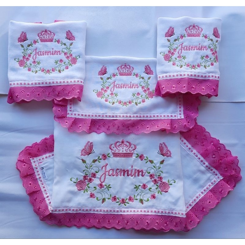 KIT 4 PEÇAS DE FRALDINHA DE BEBE. SENDO 3 DE BOCA E 1 GRANDE. TODAS COM LESLIE A TODA VOLTA. BORDADO COM NOME E DESENHO.
