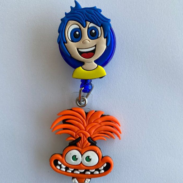 PORTA CRACHÁ RETRÁTIL, TEMA DIVERTIDAMENTE em Oferta na Shopee