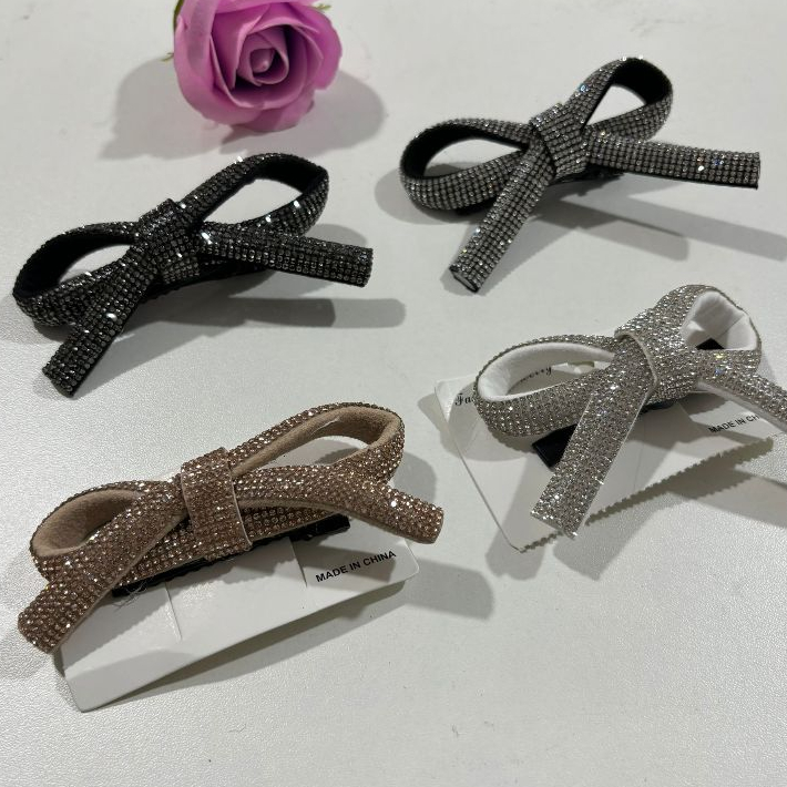 Grampo de cabelo com laço de strass/Cor enviada aleatoriamente em Oferta na Shopee