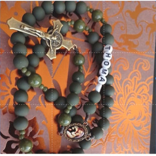 Terço masculino (opte por um Santo da descrição) em Oferta na Shopee