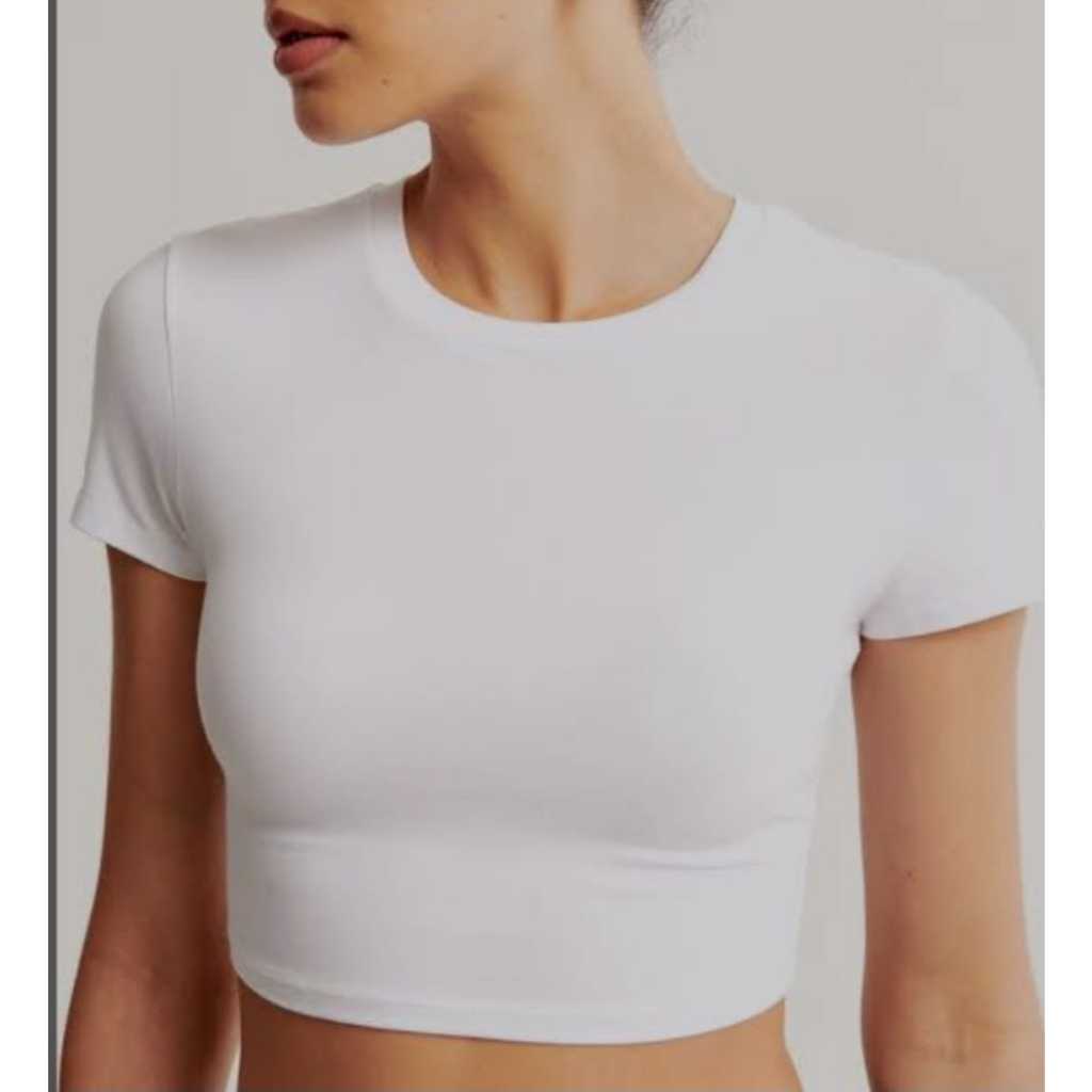 Blusa cropped de manga Camiseta - Micro Baby Crop Tee curta em malha Viscolycra com elastano, trazendo o ajuste perfeit