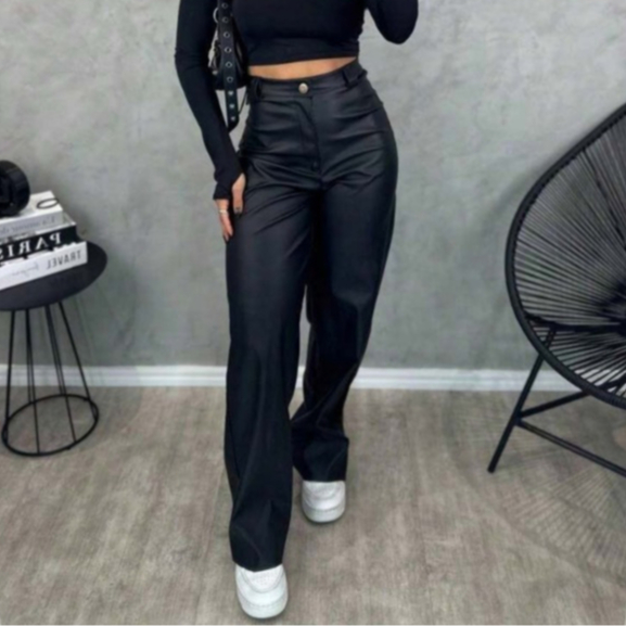 Calça Wide Leg Couro Fake Cintura Alta Pantalona Retrô Courino PU Sintético Zíper Botão Bo...