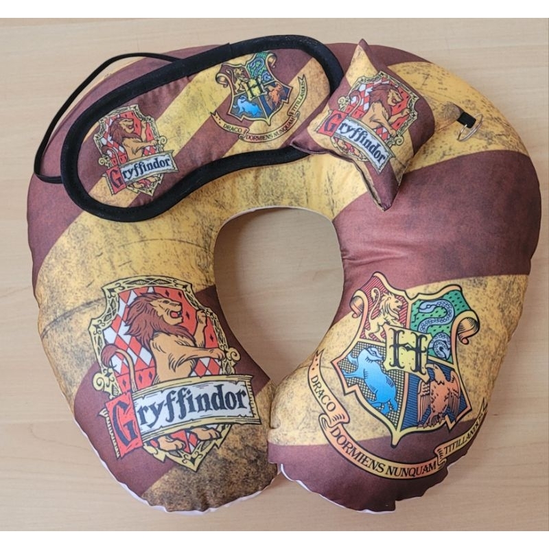 Harry Potter Almofada de Pescoço Tapa Olho e Chaveiro Grifinória Sonserina Corvinal LufaLufa