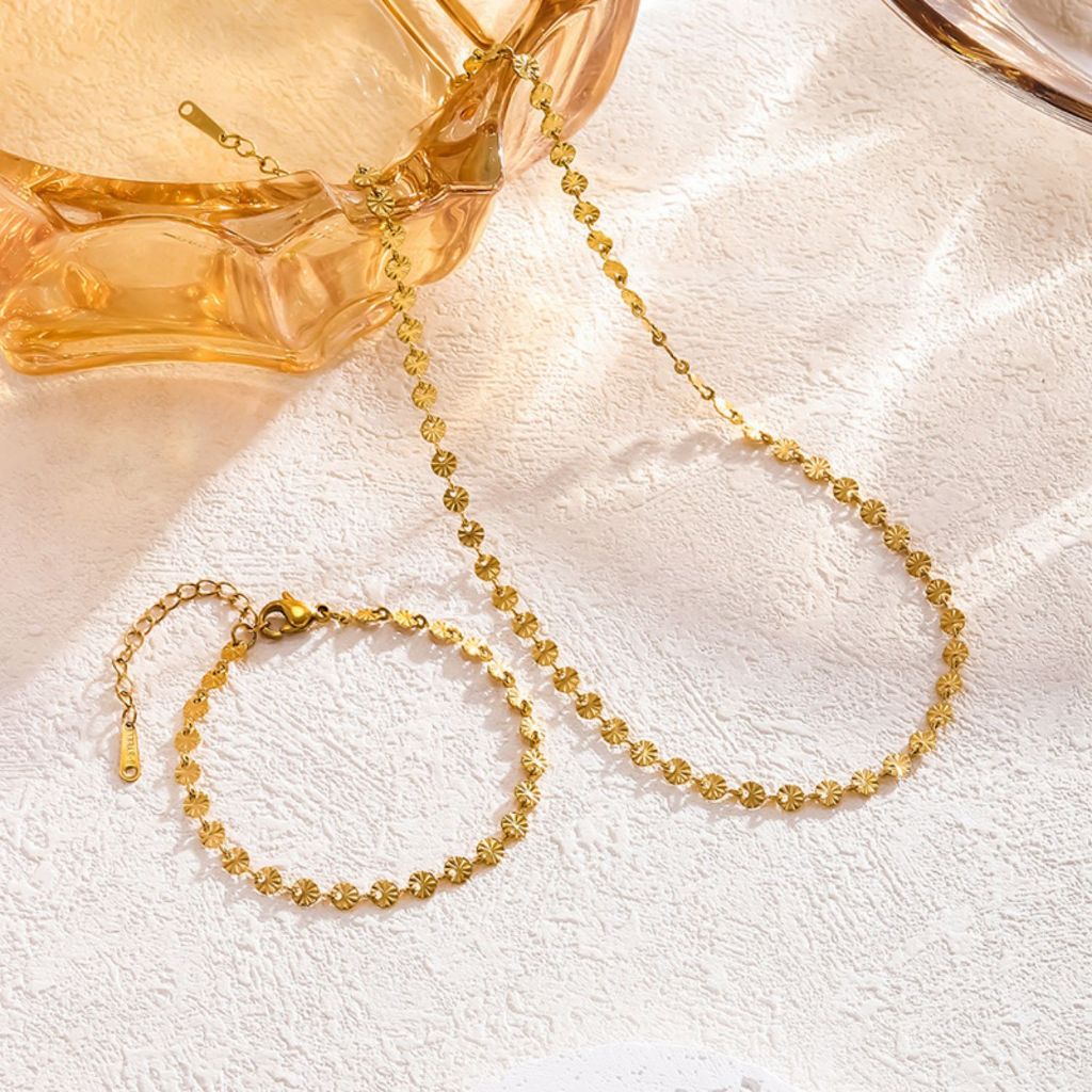 Conjunto 2 peca colar e pulseira 2024 novo conjunto de colar e pulseira de aço titânio com disco de padrão em relevo 18K para mulheres, requintado, luxo leve, nicho, simples e versátil em Oferta na Shopee