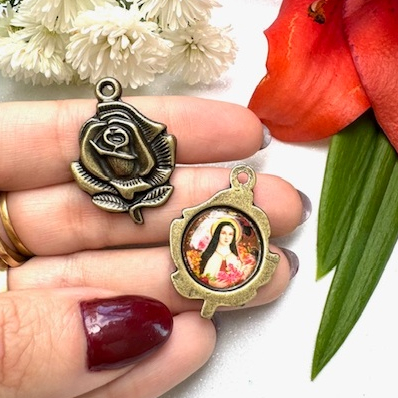 MEDALHA FLOR - SANTA TEREZINHA (5 UNIDADES) MS45 em Oferta na Shopee