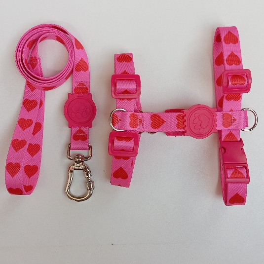 Peitoral H Anti-Puxão para Cachorros - Rosa com Corações Vermelhos em Oferta na Shopee