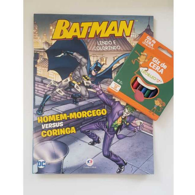 Batman lendo e colorindo livros de capa comum