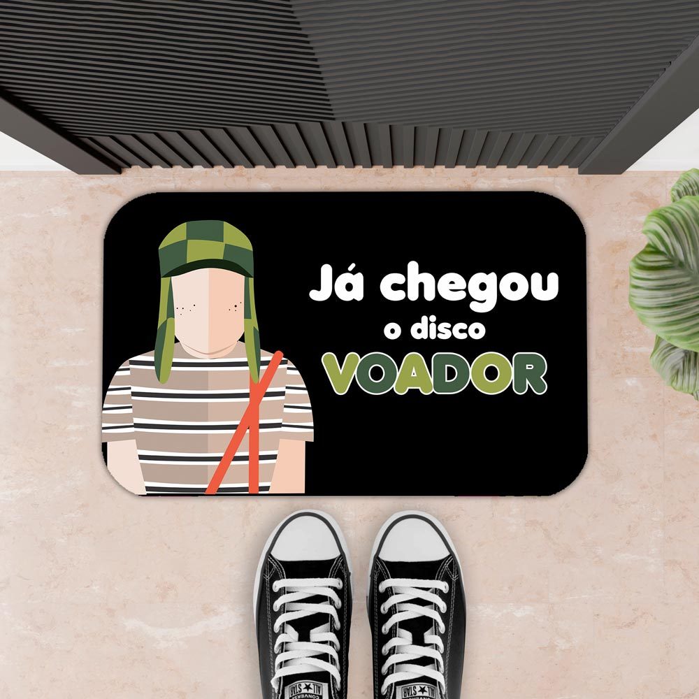 TAPETE PARA PORTA DECORATIVO - 34X60 - 2mm -  CHAVES JÁ CHEGOU O DISCO VOADOR em Oferta na Shopee