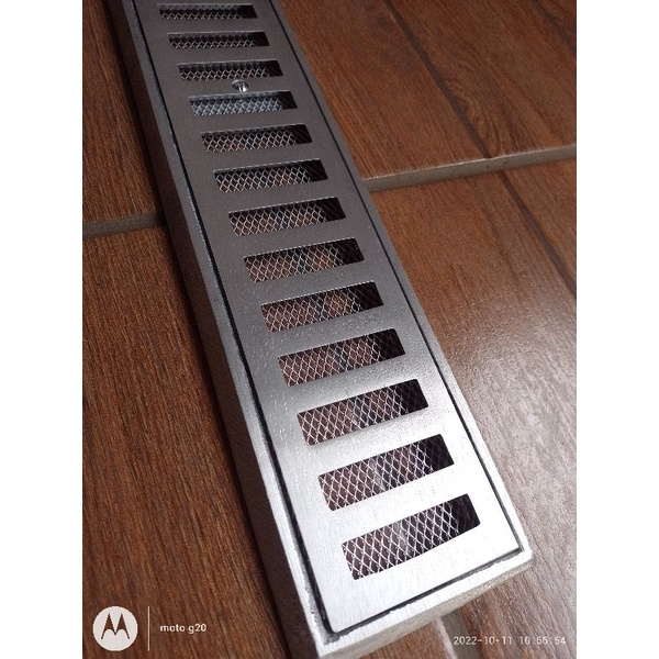 ralo linear Jrgrelhas com tela anti- insetos e parafuso anti-furto tamanho 10x50cm