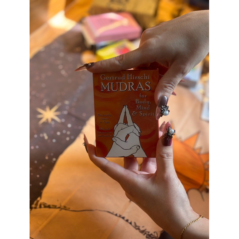 Mudras for Body, Mind and Spirit Oráculo