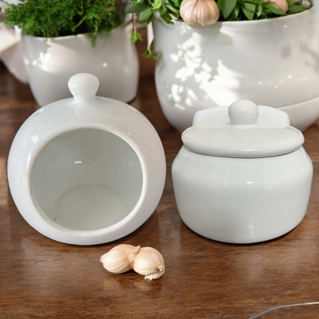 Kit Saleiro com Tampa e Porta Alho e Cebola em Cerâmica Liso 02 peças