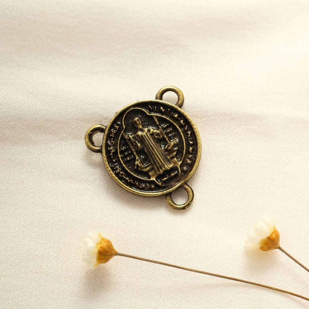 Entremeio Para Terço São Bento + Crucifixo 5x3,8 cm Ouro Velho Alta Qualidade Peças Para Terço