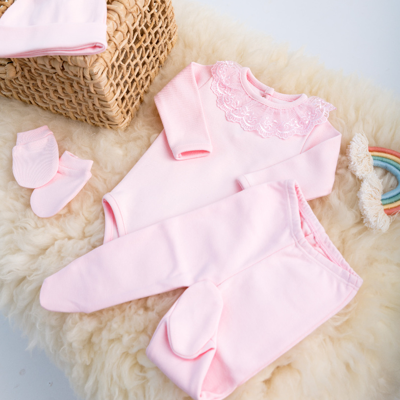 Kit 4 Peças Saída Maternidade Bebê Menina Body Renda Rosa + Touca + Calça Mijão + Par de Luvas