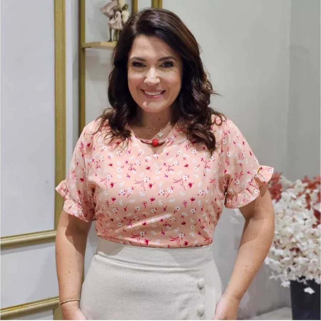 BLUSA CASUAL EM VISCOSE ESTAMPADA,BABADOS NAS MANGAS, DETALHE NO DECOTE, MODA SOCIAL E EVANGÉLICA