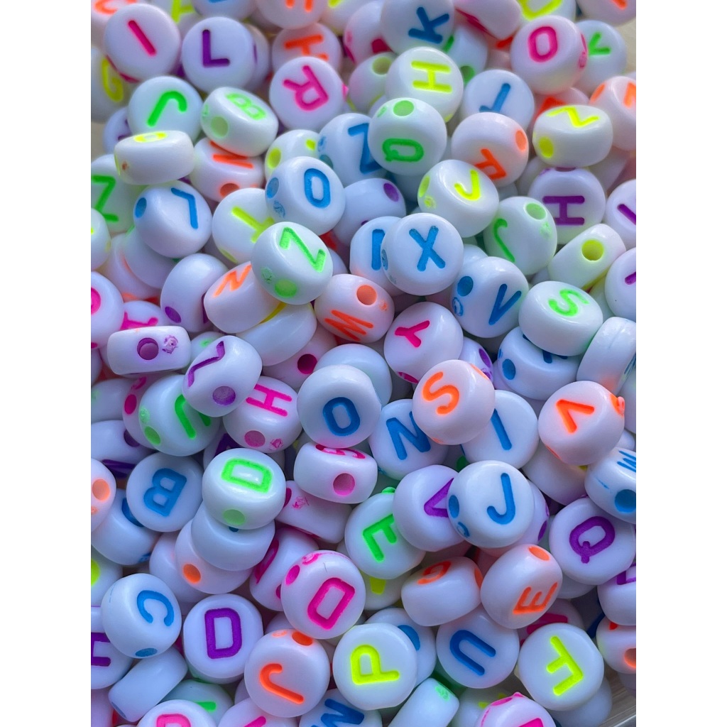 Miçanga Entremeio Letras Redonda Mix Neon 6mm Alfabeto