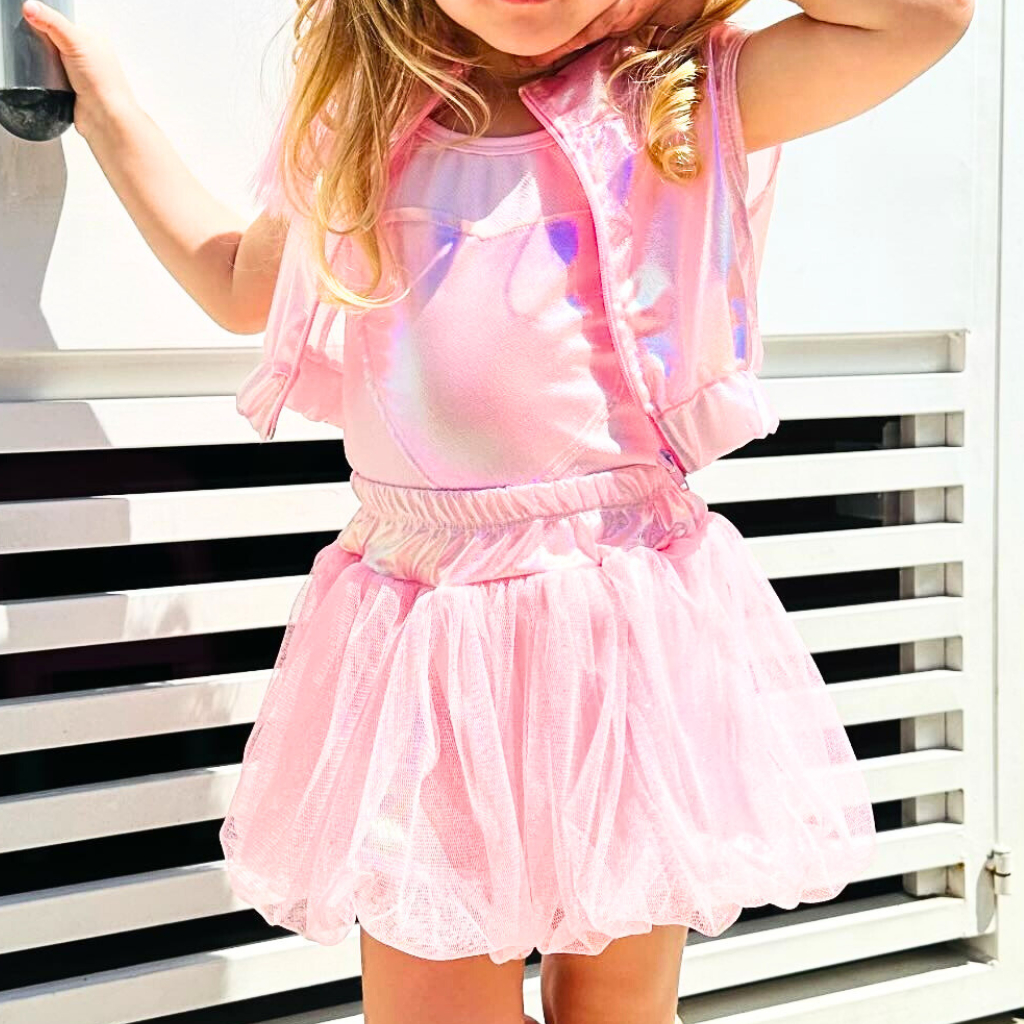 Conjunto Infantil Três Peças Shorts Saia Tule Balonê Blusa Alcinha Coração Colete Cropped em Oferta na Shopee