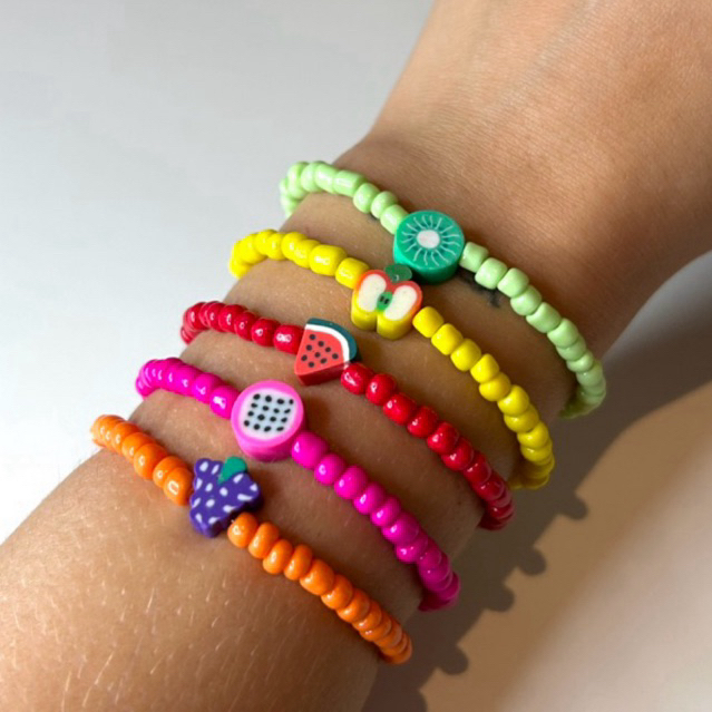 Pulseira de micanga pingente frutinha infantil feminino tamanho pequeno colorido confortável moda praia criança
