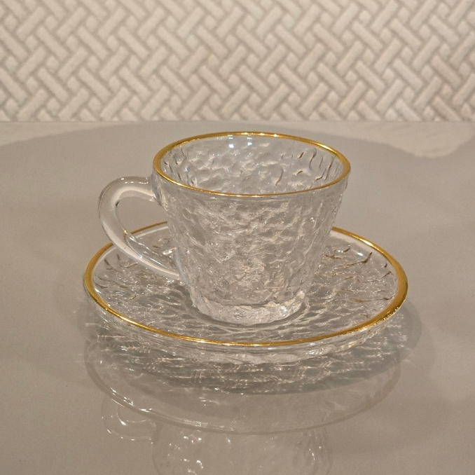 Kit 4 Xícaras Chá Café Cafézinho 70ml Em Vidro Martelado Borda Dourada Com Pires