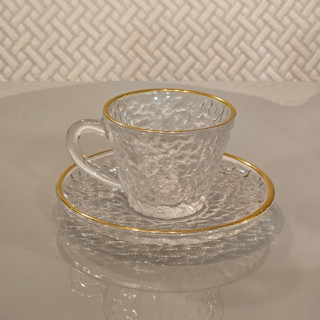 Kit 4 Xícaras Chá Café Cafézinho 70ml Em Vidro Martelado Borda Dourada Com Pires