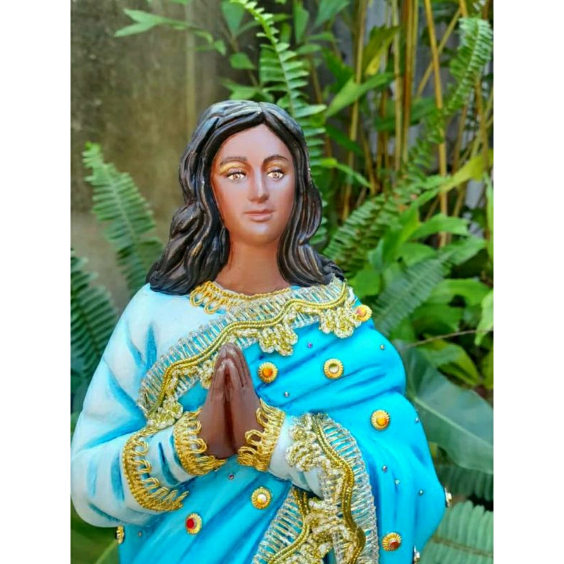 imagem escultura santa Sara Kali detalhes em dourado