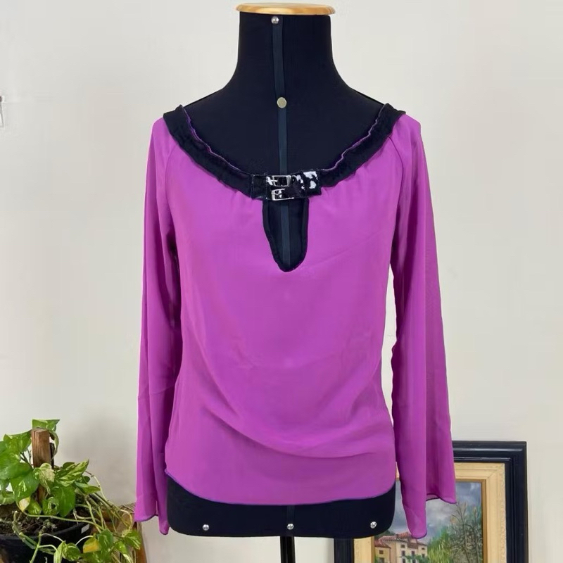 (TAM 38) Blusa roxa chiffon com detalhes em preto e fivela frontal ciganinha/ombro a ombro Y2K - BRECHÓ