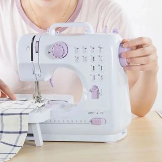 Mini Máquina De Costura Multifuncional Doméstica Com Pedal Portátil Composta de 12 Pontos - Bivolt em Oferta na Shopee