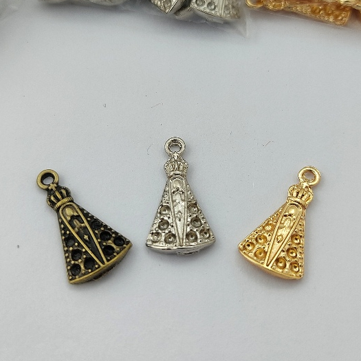 Pingente Nossa Senhora Aparecida (Kit com 15).  Lindos e delicados, com cavidades para strass . em Oferta na Shopee