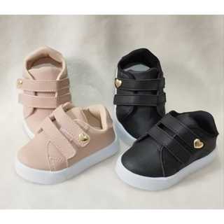 Tênis de menina preto ou nude coração dourado para bebê infantil em Oferta na Shopee