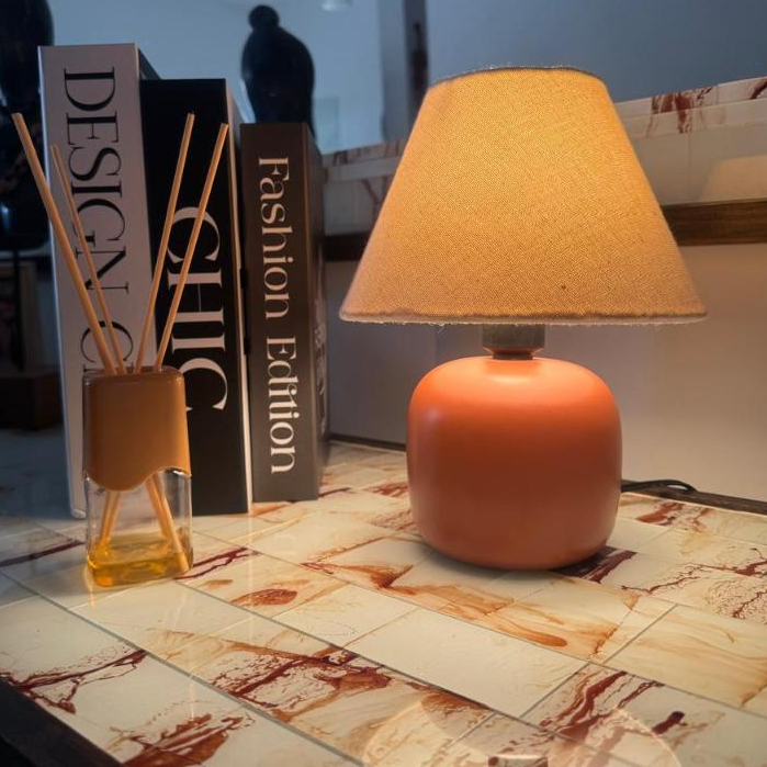 Abajur Luminaria de Ceramica Porcelana com Cupula de Tecido Decoração Quarto Escritorio De...
