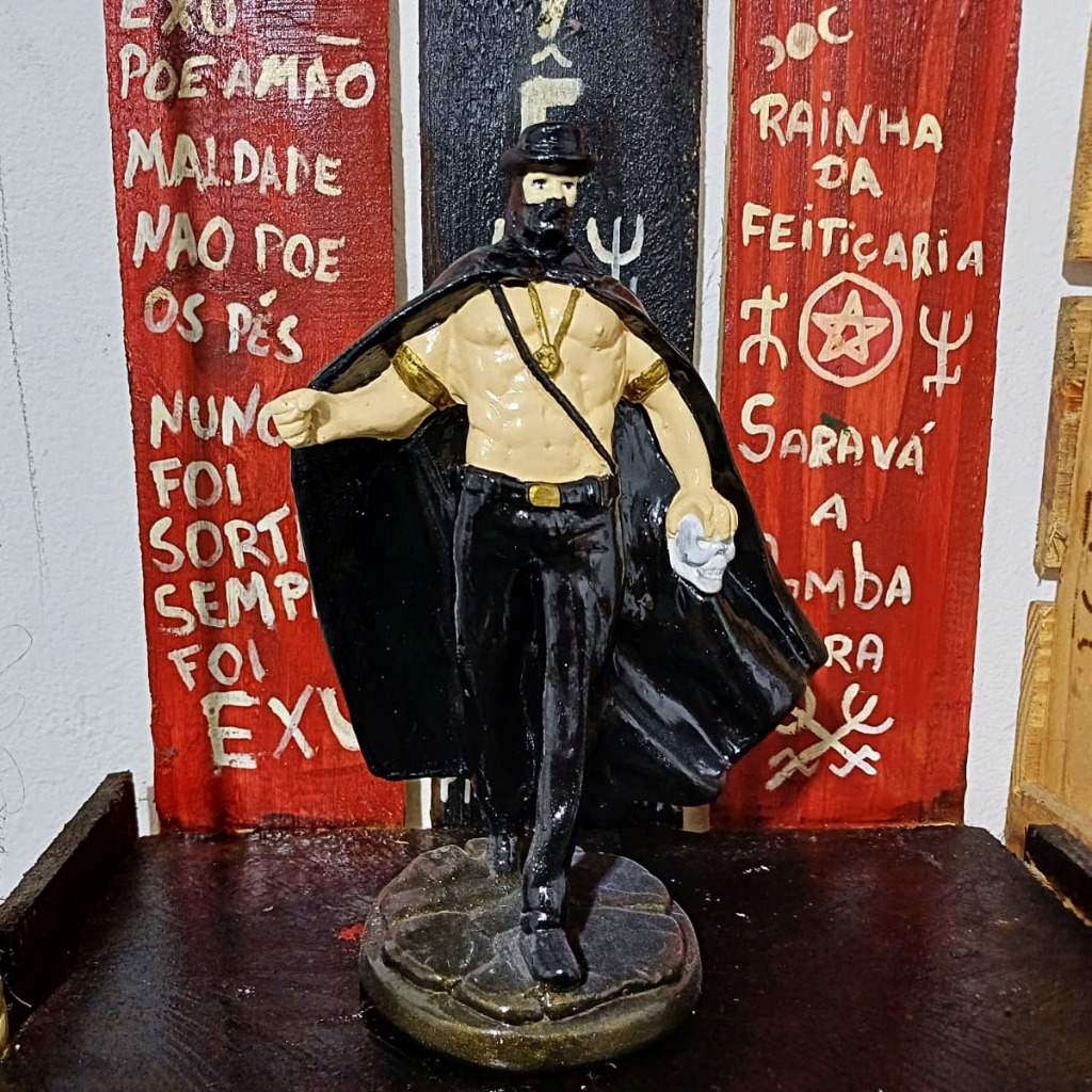 Estatua Imagem Exu Tranca Rua das Almas Capa Preta 23cm em Gesso para Assentamento e Firmezas