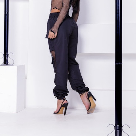 Calça Cargo Feminina com Tela Brilho e Corrente – Estilo Streetwear Fashion Tendência 2025