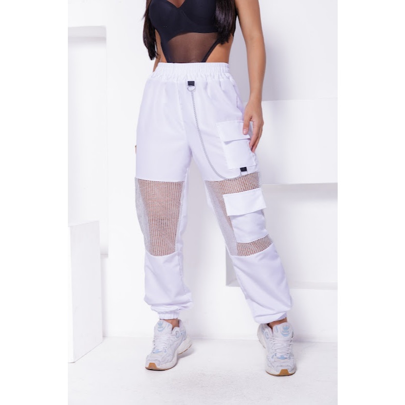 Calça Brilho Feminina Street Cargo com Corrente e Recortes em Tela Brilho– Tendência 2025 em Oferta na Shopee