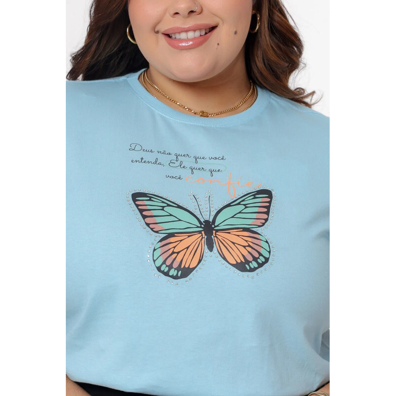 T-SHIRT PLUS SIZE DEUS NAO QUER QUE VOCE ENTENDA ELE QUER QUE VOCE CONFIE BORBOLETA STRAS - AZUL BEBE