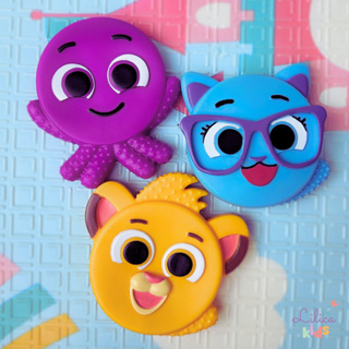 Mordedor Bolofofos com Texturas Macio para Bebês + 4 meses Pow Rick ou Sophia em Oferta na Shopee