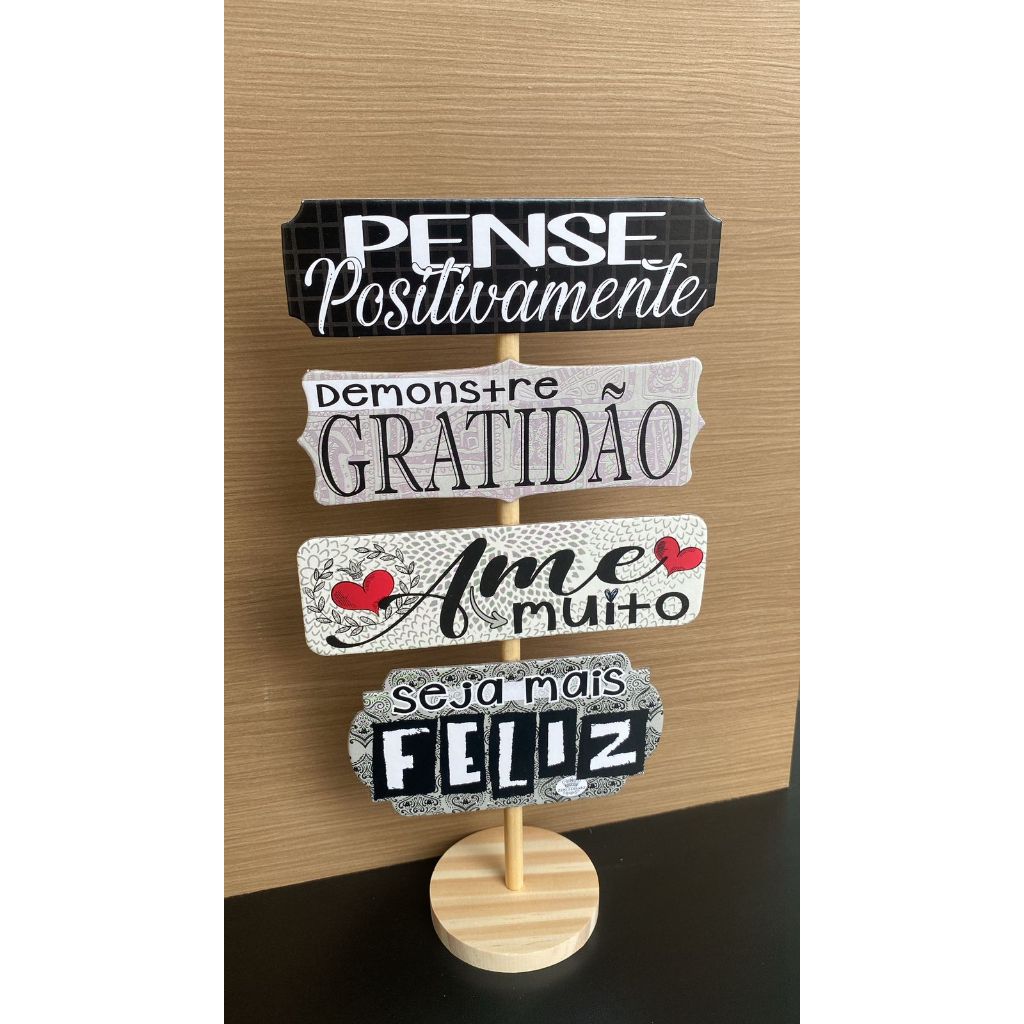 Dcoração de Mesa Enfeite Pense Positivo Gratidão Felicidade Amor Tag Mdf 27x14