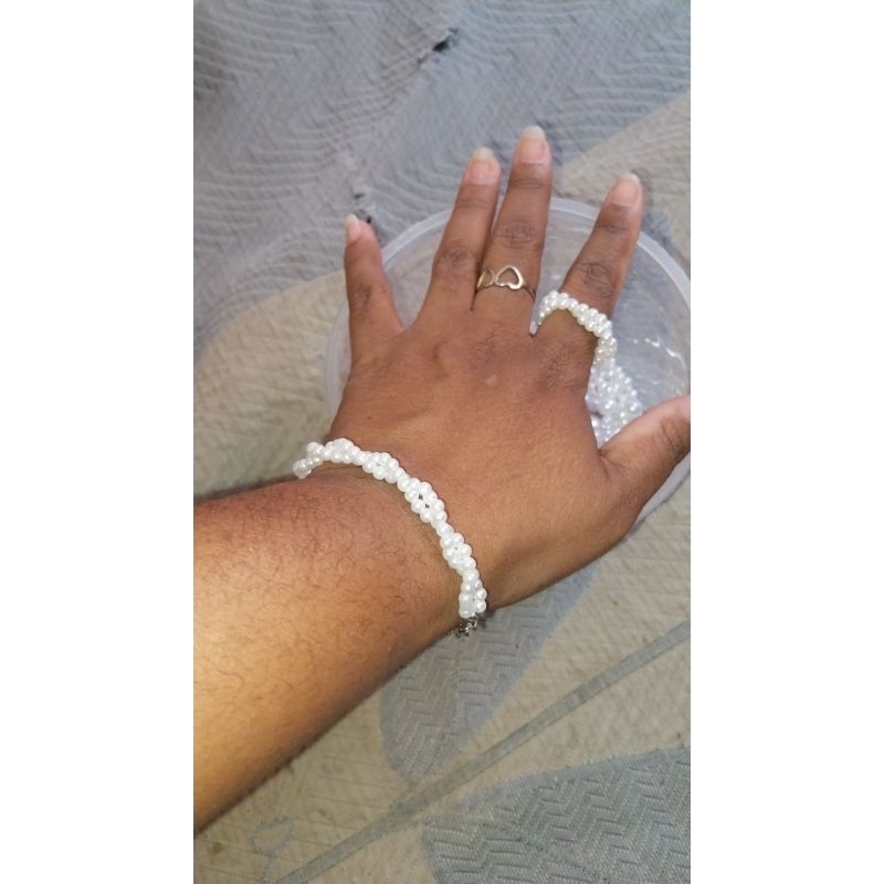 Conjunto lindo de pulseira com anel de pérolas entrelaçadas. Presente ideal para mulheres delicadas e elegantes