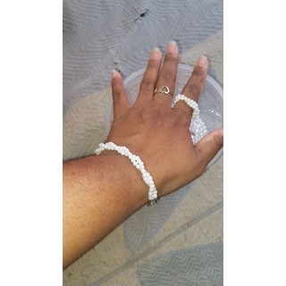 Conjunto lindo de pulseira com anel de pérolas entrelaçadas. Presente ideal para mulheres delicadas e elegantes
