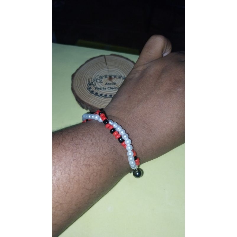 Pulseira entrelaçadas de miçangas com pérolas