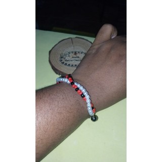 Pulseira entrelaçadas de miçangas com pérolas