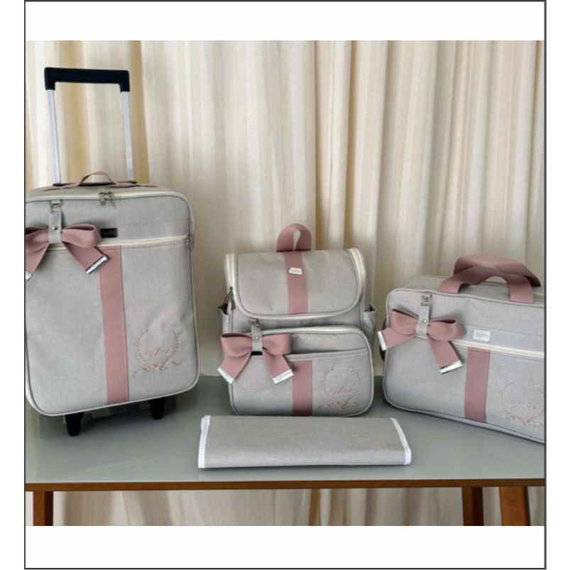 kit de bolsas de maternidade com mala de rodinha e mochila 2 em um bege  com faixa rosê em Oferta na Shopee