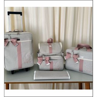 kit de bolsas de maternidade com mala de rodinha e mochila 2 em um bege com faixa rosê em Oferta na Shopee