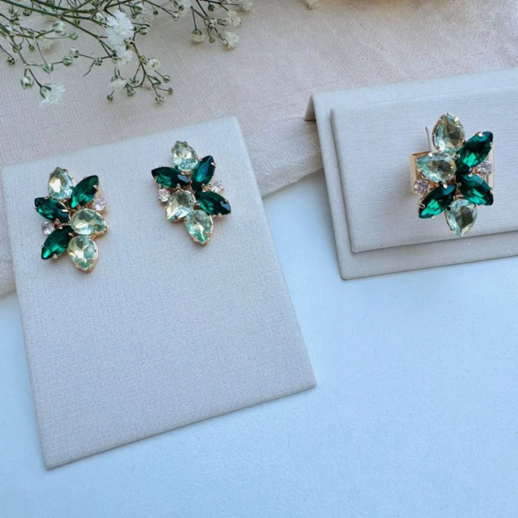 KIT BRINCO E ANEL CRISTIANE MENTA COM ESMERALDA em Oferta na Shopee
