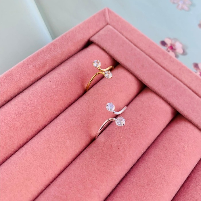 Anel semi joia com dupla zirconia com regulagem banho ouro 18 kl e prata 925