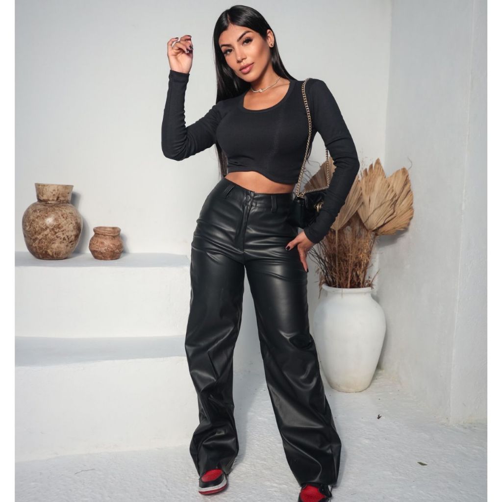 Calça Couro Fake Wide Leg Feminina Cintura Alta Preta Pantalona Retrô Blogueira Moda Gringa Balada