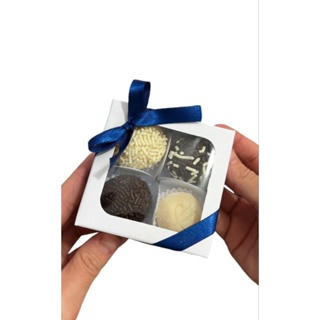 25 caixas p/ 4 doce c/visor  brigadeiro doce forminha pétalas. em Oferta na Shopee