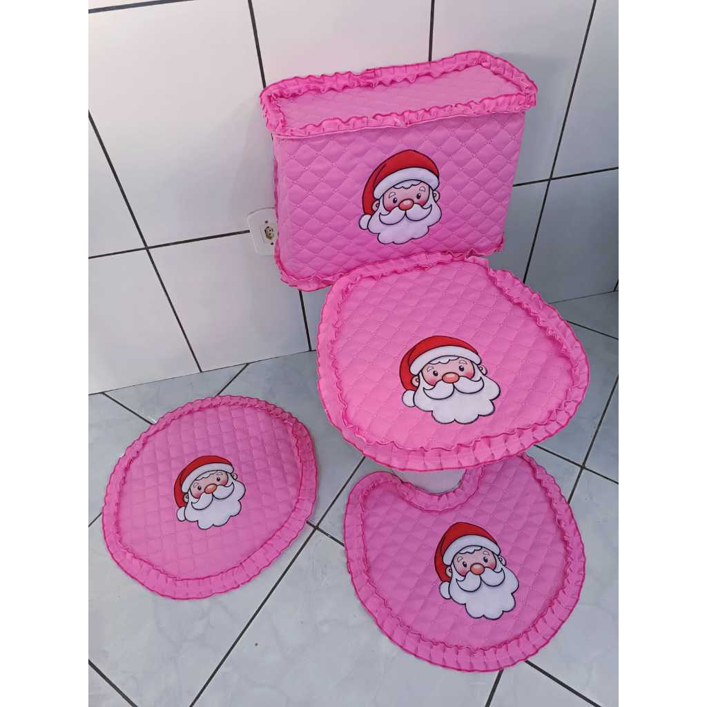 Jogo de banheiro de Papai Noel Rosa Kit tapetes Natal tecido metalassê capa pra caixa acoplada